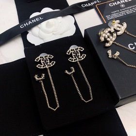 Chanel Маленькие серьги Chanel из новой коллекции ранней осени. 