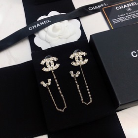 Chanel Маленькие серьги Chanel из новой коллекции ранней осени. 