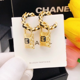Номер XED0066 Серьги Chanel с двойной застежкой в форме буквы C. 