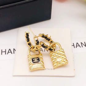 Номер XED0066 Серьги Chanel с двойной застежкой в форме буквы C. 