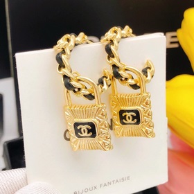 Номер XED0066 Серьги Chanel с двойной застежкой в форме буквы C. 