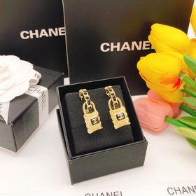 Номер XED0066 Серьги Chanel с двойной застежкой в форме буквы C. 