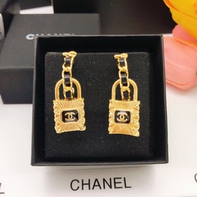 Номер XED0066 Серьги Chanel с двойной застежкой в форме буквы C. 