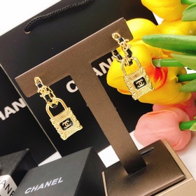 Номер XED0066 Серьги Chanel с двойной застежкой в форме буквы C. 