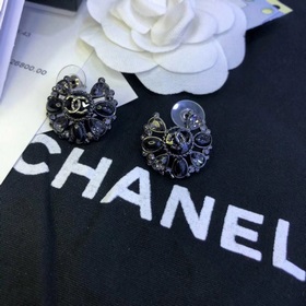 Без проблем доступны в специализированных магазинах, серьги Chane