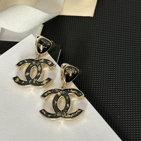 Популярные серьги-гвоздики Chanel с золотыми буквами. Новинка в п