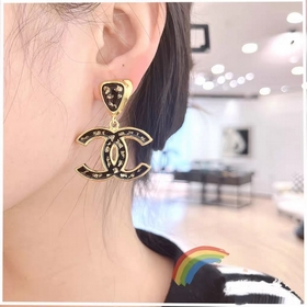 Популярные серьги-гвоздики Chanel с золотыми буквами. Новинка в п