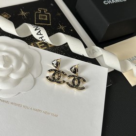 Популярные серьги-гвоздики Chanel с золотыми буквами. Новинка в п