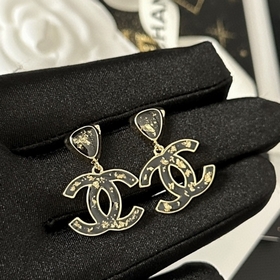 Популярные серьги-гвоздики Chanel с золотыми буквами. Новинка в п