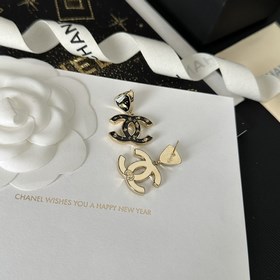 Популярные серьги-гвоздики Chanel с золотыми буквами. Новинка в п