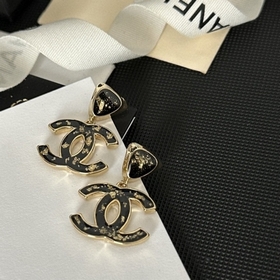 Популярные серьги-гвоздики Chanel с золотыми буквами. Новинка в п