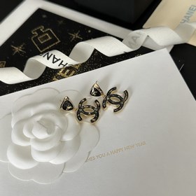 Популярные серьги-гвоздики Chanel с золотыми буквами. Новинка в п
