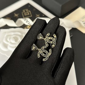 Популярные серьги-гвоздики Chanel с золотыми буквами. Новинка в п