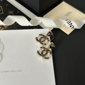 Популярные серьги-гвоздики Chanel с золотыми буквами. Новинка в п