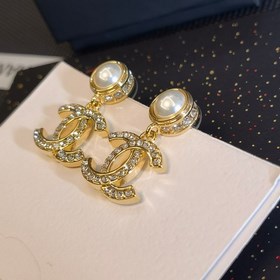 1880  Официальный сайт Chanel предлагает популярные модели. Толь