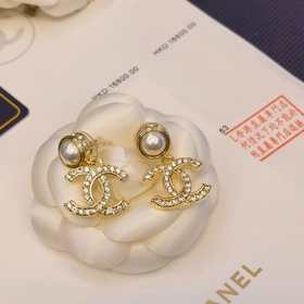 1880  Официальный сайт Chanel предлагает популярные модели. Толь