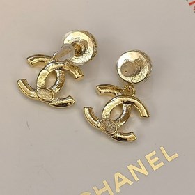 1880  Официальный сайт Chanel предлагает популярные модели. Толь