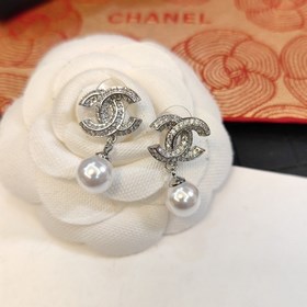 1880  Официальный сайт Chanel предлагает популярные модели. Нова