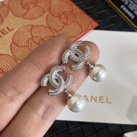 1880  Официальный сайт Chanel предлагает популярные модели. Нова
