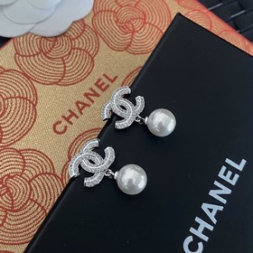1880  Официальный сайт Chanel предлагает популярные модели. Нова