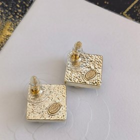 1880  Официальный сайт Chanel предлагает популярные модели. Нова