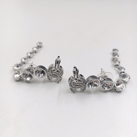 Новейшая модель сережек-гвоздиков с круглым бриллиантом от Chanel
