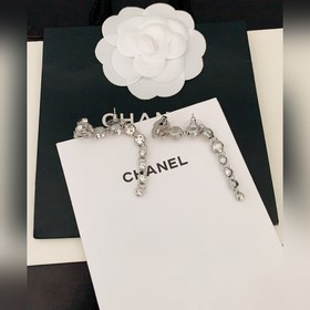 Новейшая модель сережек-гвоздиков с круглым бриллиантом от Chanel