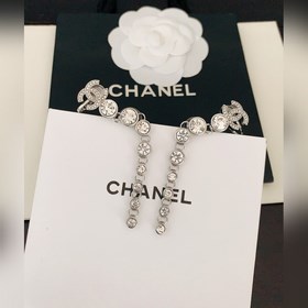 Новейшая модель сережек-гвоздиков с круглым бриллиантом от Chanel