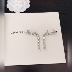 Новейшая модель сережек-гвоздиков с круглым бриллиантом от Chanel