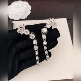 Новейшая модель сережек-гвоздиков с круглым бриллиантом от Chanel