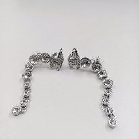 Новейшая модель сережек-гвоздиков с круглым бриллиантом от Chanel
