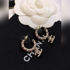 Популярные серьги-гвоздики Chanel. Новинка. CHAN 23 Серьги-гвозди