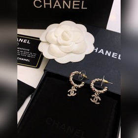 Популярные серьги-гвоздики Chanel. Новинка. CHAN 23 Серьги-гвозди