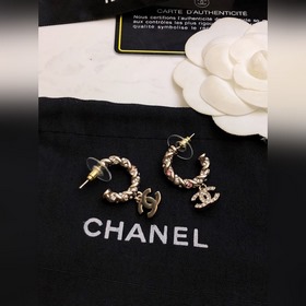 Популярные серьги-гвоздики Chanel. Новинка. CHAN 23 Серьги-гвозди