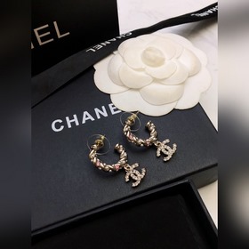 Популярные серьги-гвоздики Chanel. Новинка. CHAN 23 Серьги-гвозди