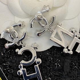 Код E2023 0267825 Популярные серьги Chanel. Новинка. Подлинный то
