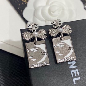 Chanel сережки-гвоздики с жемчужиной и бантиком, инкрустированные