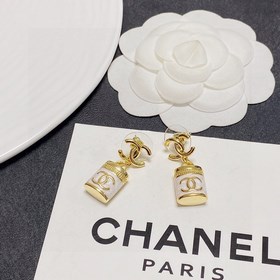 Новинка от CHANEL： маленькая сумка в форме флакона духов, индивид