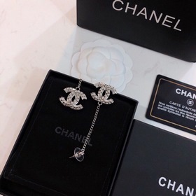 Chanel маленькие квадратные серьги с бриллиантами в форме буквы C