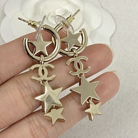 Код E23130 0267825 Популярные серьги Chanel. Новинка. CHAN 23 Зве