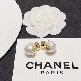 1880130 Продажа популярных товаров на официальном сайте Chanel. Н