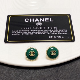 Новые серьги Chanel весеннем зеленом цвете, синхронно представлен