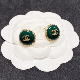 Новые серьги Chanel весеннем зеленом цвете, синхронно представлен
