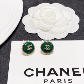 Новые серьги Chanel весеннем зеленом цвете, синхронно представлен