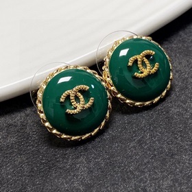 Новые серьги Chanel весеннем зеленом цвете, синхронно представлен