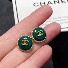 Новые серьги Chanel весеннем зеленом цвете, синхронно представлен