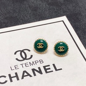 Новые серьги Chanel весеннем зеленом цвете, синхронно представлен