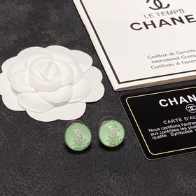 Сережки-гвоздики с кристаллами от Chanel, светло-зеленого цвета,
