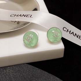 Сережки-гвоздики с кристаллами от Chanel, светло-зеленого цвета,