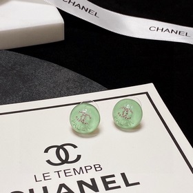 Сережки-гвоздики с кристаллами от Chanel, светло-зеленого цвета, 